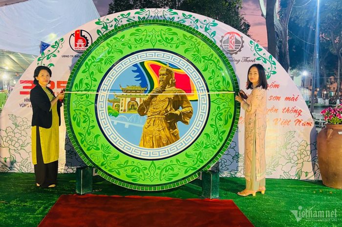 Đại diện Tổ chức kỷ lục Việt Nam đo đường kính đĩa gốm truyền thống Biên Hòa.