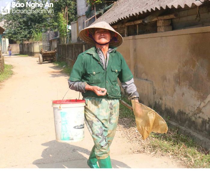  Trời nắng ấm, bà con các xóm có ruộng rươi háo hức mang dụng cụ ra đồng săn rươi. Theo người dân địa phương, trong mấy tháng có rươi (9, 10, 11, 12) rươi thường nổi lên mặt ruộng vào ban đêm, nên việc săn rươi gặp nhiều khó khăn, nhất là những đêm mưa phùn gió rét. Ảnh: Huy Thư 