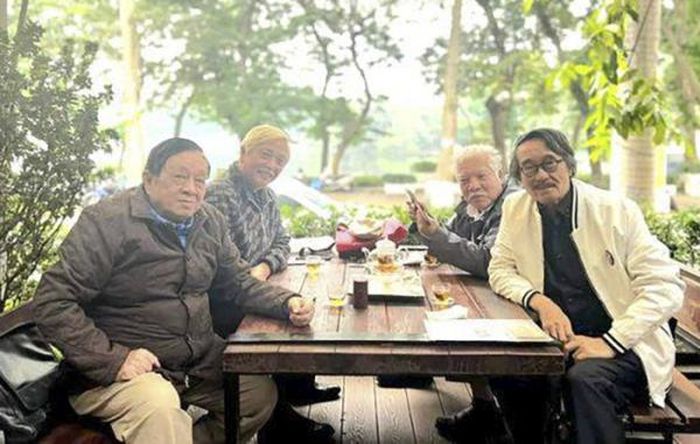 Nhà văn, nhà báo Nguyễn Thế Khoa hội ngộ cùng bạn bè sau cơn trọng bệnh.
