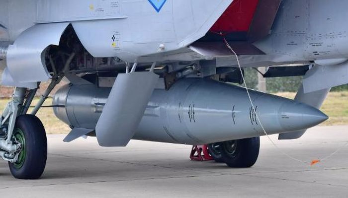 Tên lửa siêu vượt âm Kinzhal được mang theo trên một chiếc Su-34 của Nga. Ảnh: Sputnik