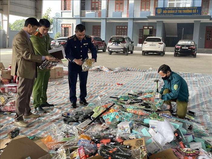 Lực lượng chức năng kiểm đếm hàng hóa trước khi tiêu hủy.