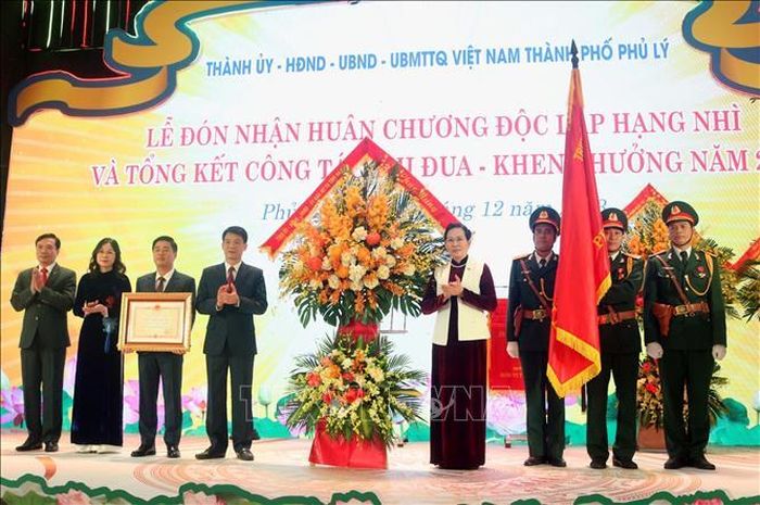 Bí thư Tỉnh ủy Hà Nam Lê Thị Thủy tặng hoa chúc mừng Đảng bộ, chính quyền và nhân dân thành phố Phủ Lý.