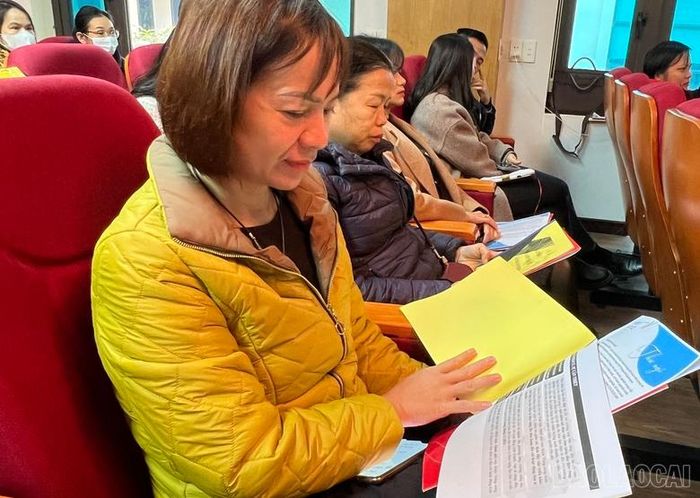  Các đơn vị kinh doanh xăng dầu nghiên cứu tài liệu tại hội nghị. 