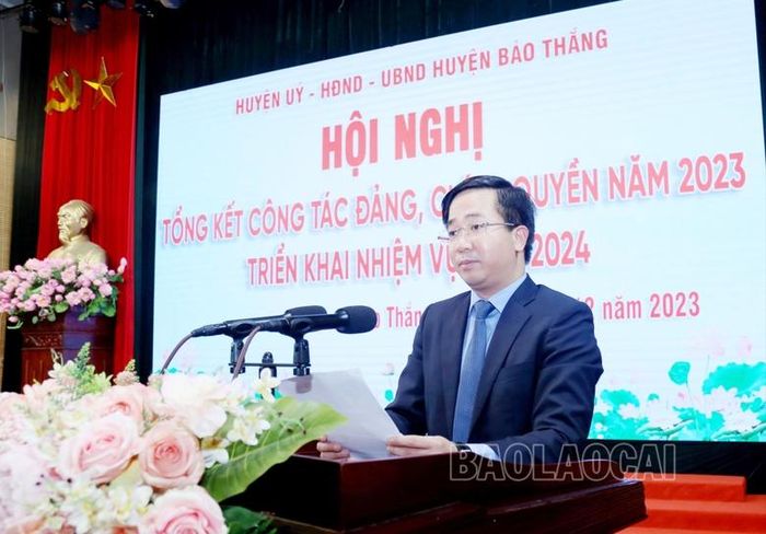  Bí thư Huyện ủy Trần Minh Sáng phát biểu giao nhiệm vụ cho các xã, thị trấn và các ngành. 