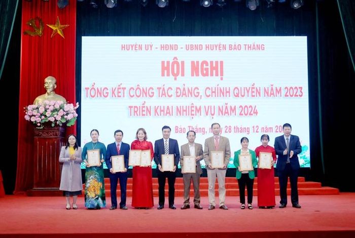  Trao Giấy chứng nhận OCOP thường niên cho một số sản phẩm nông sản. 