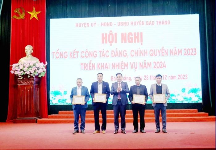  Trao phần thưởng cho các tập thể. 