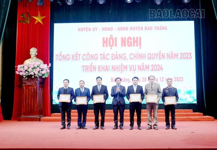  Trao phần thưởng cho các tập thể hoàn thành xuất sắc nhiệm vụ năm 2023. 