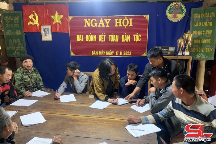 Cán bộ Dự án Chăn hênh hướng dẫn lập kế hoạch kinh doanh cho tổ hợp tác chăn nuôi bản Mảy, xã Chiềng Chung, huyện Mai Sơn.