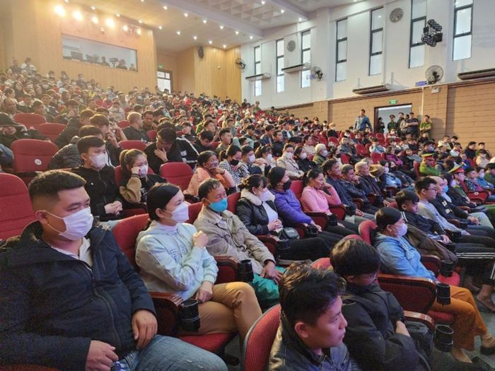 Rất đông người dân Đà Nẵng đến dự phiên Tòa xét xử vụ cướp, sát hại nhân viên bảo vệ chi nhánh ngân hàng BIDV Sông Hàn. Ảnh: CAND
