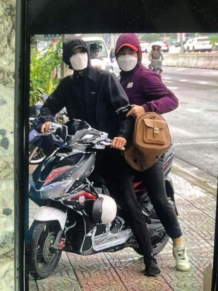 Hai tên cướp thời điểm gây án.