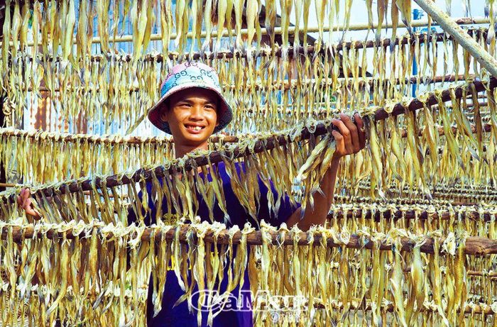 Nghề làm cá khô khoai ở Cái Ðôi Vàm góp phần tạo việc làm cho nhiều lao động tại địa phương.