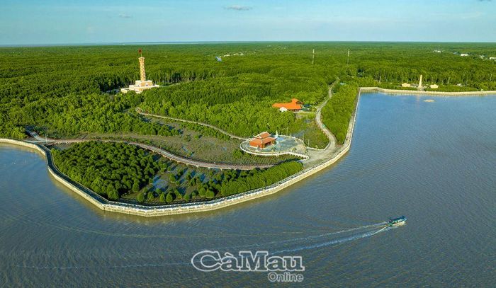 Du lịch Đất Mũi nổi tiếng cả nước. Năm 2023, huyện thu hút được 800 ngàn lượt khách đến tham quan du lịch, doanh thu đạt 520 tỷ đồng.