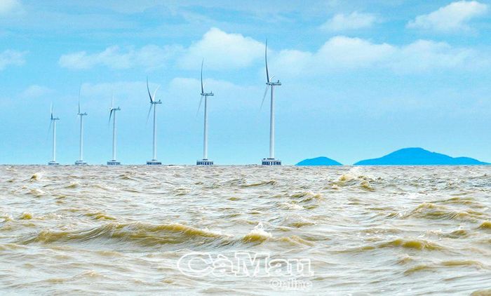 Đặc biệt, những năm gần đây huyện đã thu hút được 12 dự án điện gió đăng ký đầu tư, với nguồn vốn trên 13 ngàn tỷ đồng, trong đó có 4 dự án với công suất 650MW đã được cấp phép đầu tư. (Ảnh: Dự án điện gió Viên An)