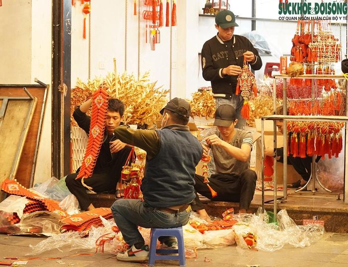 Các tiểu thương tranh thủ trang trí cho gian hàng một cách bắt mắt nhất.