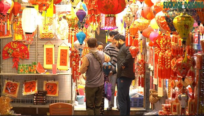 Giống như nhiều năm trước, các mặt hàng trang trí Tết được bày bán bắt mắt, thu hút đông đảo người dân.