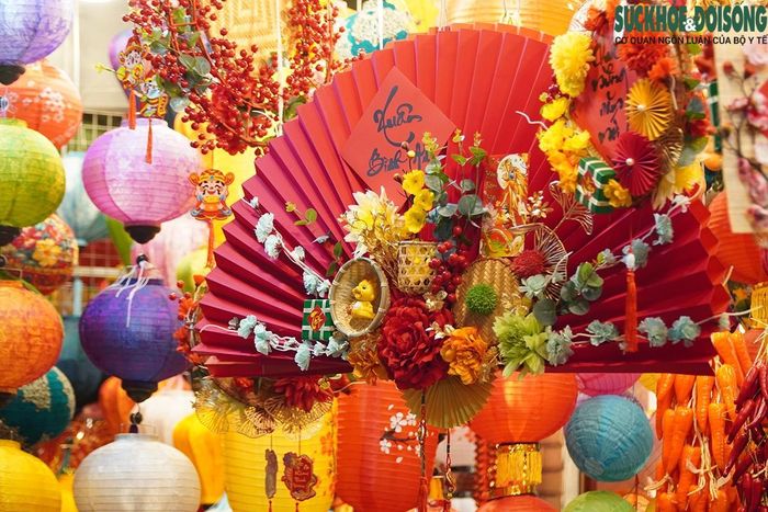 Chia sẻ với chúng tôi, một tiểu thương cho rằng, thời điểm này khách chủ yếu lấy buôn, khách lẻ chủ yếu các hộ kinh doanh, nhà hàng, trường mầm non...
