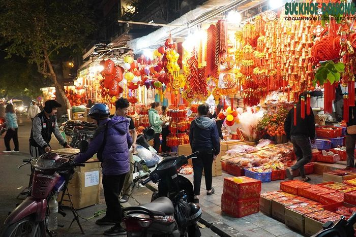Theo ghi nhận, các loại đồ trang trí Tết năm nay đa dạng về mẫu mã, màu sắc và có giá thành rẻ hơn so với mọi năm.