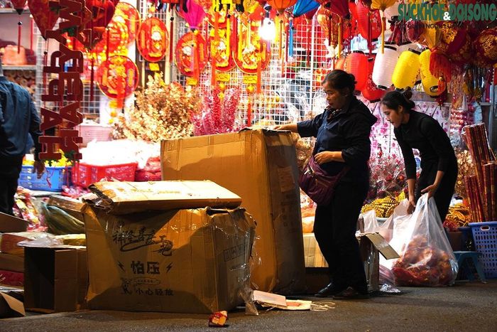 Dù tiết trời rất lạnh nhưng các tiểu thương vẫn đóng hàng thoăn thoắt để kịp gửi về các tỉnh cho khách.