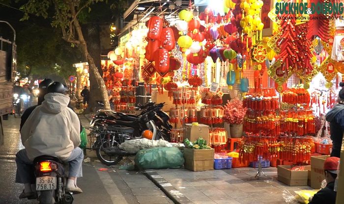 Các loại đèn lồng Tết đỏ rực sắc màu mỗi buổi tối.