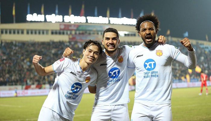 Nam Định vững vàng ngôi đầu V.League. Ảnh: VPF.