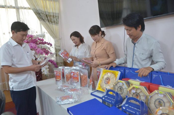 Có 2 sản phẩm đánh giá lại là sản phẩm tổ yến sơ chế sây khô, yến hũ chưng sẵn và 1 sản phẩm mới là tôm khô.
