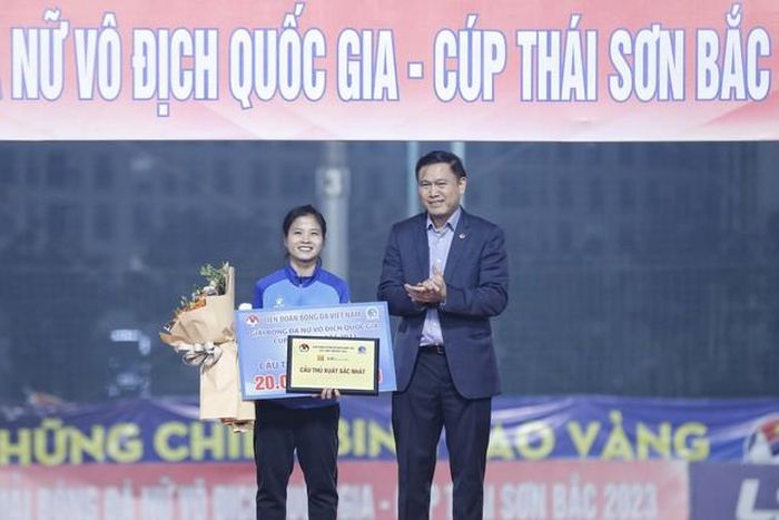 Dương Thị Vân không có tên trong TOP 5 Quả bóng vàng Việt Nam 2023 nhưng đã có mùa giải tốt ở Than khoáng sản Việt Nam và nhận phần thưởng Cầu thủ hay nhất giải VĐQG. Ảnh: TSB