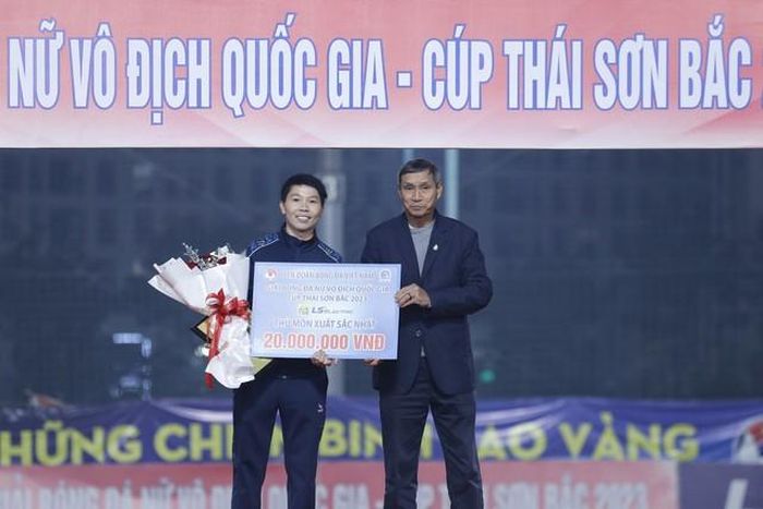 Kim Thanh nhận giải thưởng Thủ môn xuất sắc nhất giải năm nay vào tối 28/12. Ảnh: TSB