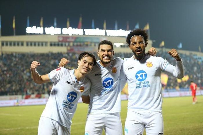 CLB Nam Định được người hâm mộ "tiếp lửa" trên sân Thiên Trường trong thắng lợi 3-0 trước CLB Viettel (Ảnh: Hoàng Linh)