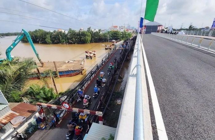 Cầu Long Kiểng cũ và mới (phải). Ảnh: TTXVN