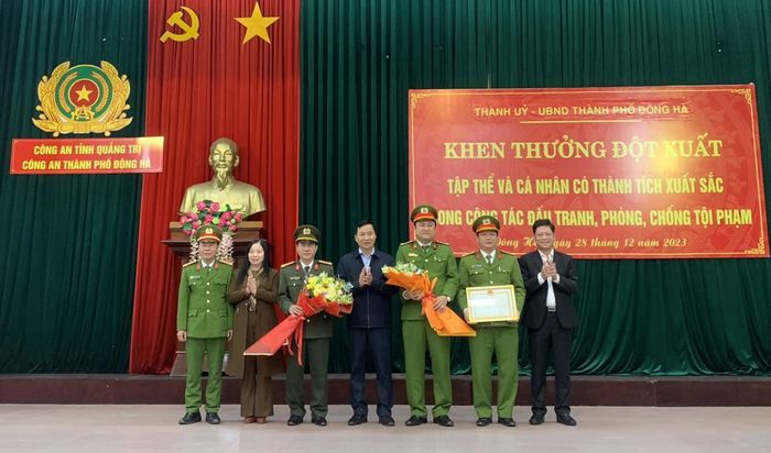 Lãnh đạo TP Đông Hà trao thưởng nóng cho Công an TP Đông Hà