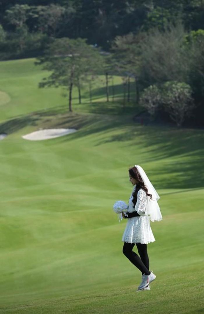 Mới đây, Vân Hugo khiến fans ngỡ ngàng với bộ ảnh cưới độc đáo khi chụp trên sân golf. Cô chia sẻ hình ảnh mình là "cô dâu trên sân golf" mà không hề "cô đơn trên sofa".