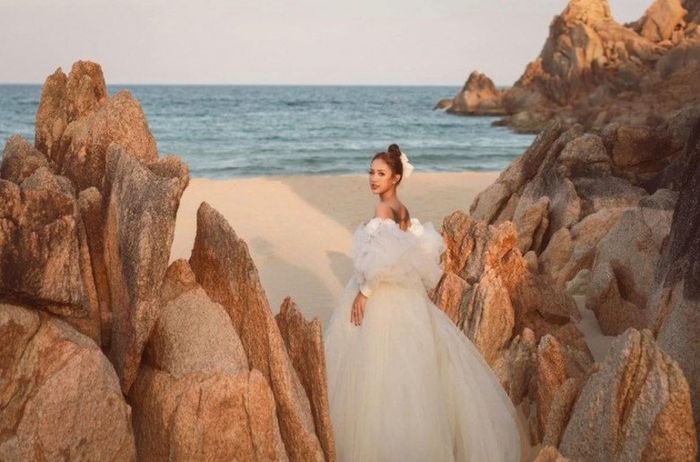 Vân Hugo tên thật Nguyễn Thanh Vân, 38 tuổi, là MC của loạt chương trình như Đường lên đỉnh Olympia, Vietnam's Got Talent, Vì bạn xứng đáng, Chinh phục.