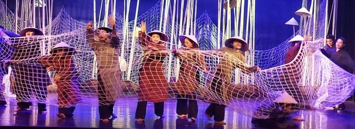 'Muôn dặm vì chồng' là vở cải lương mang tính luận đề. Ảnh: Bình Thanh.
