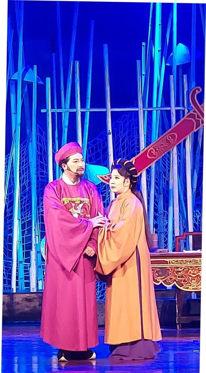Trong vở cải lương 'Muôn dặm vì chồng' khán giả được hiểu thêm về tấc lòng của các bậc trung thần với nhân dân, với quê hương, đất nước. Ảnh: Bình Thanh.
