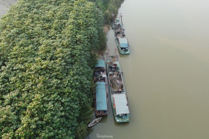 3 tàu đang bơm cát lên bãi tập kết ngày 26/12.