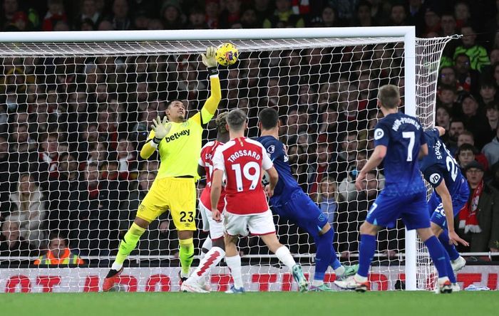 Arsenal lập tức dồn ép tìm bàn gỡ