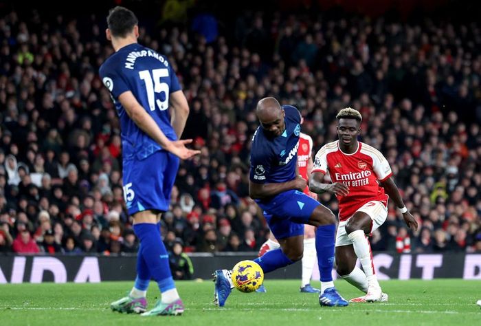Arsenal dồn toàn lực tấn công nhưng các tiền đạo lại dứt điểm thiếu chính xác