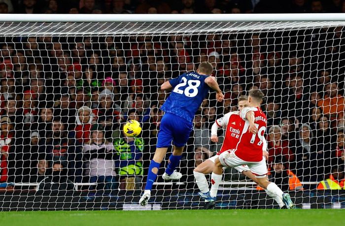 Phút 13, Soucek đệm cận thành tung lưới Arsenal