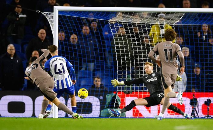Veliz ghi bàn danh dự cho Spurs