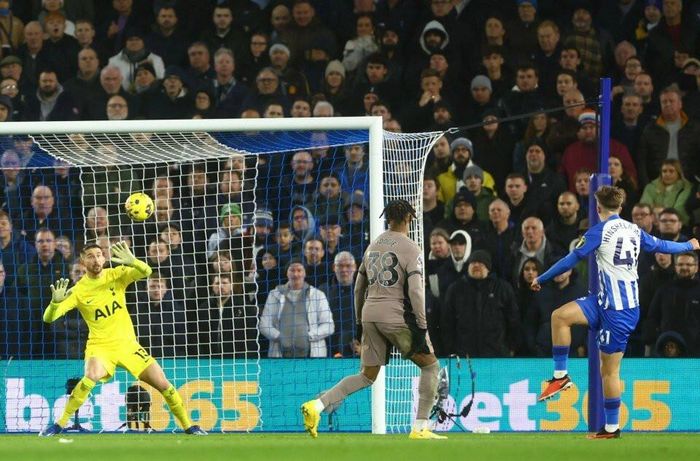 Phú 11, Hinshelwood xâm nhập vòng cấm dứt điểm trái phá tung nóc lưới Tottenham