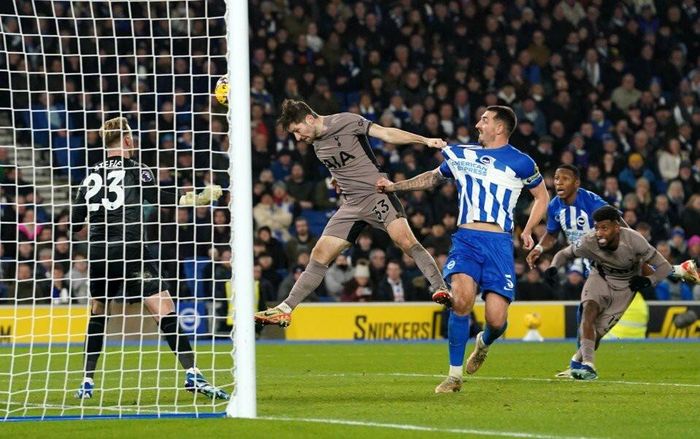 Ben Davies cũng ghi tên mình vào bảng tỷ số