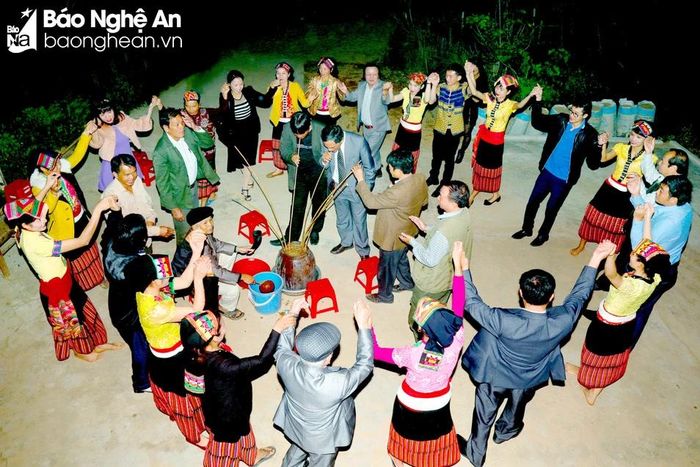 Du khách giao lưu cùng bà con bản Khe Rạn, xã Bồng Khê (Con Cuông). Ảnh: Sách Nguyễn