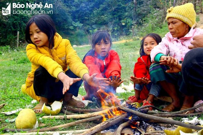 Trẻ em vùng cao Nghệ An đốt lửa sưởi ấm. Ảnh tư liệu: Quang An