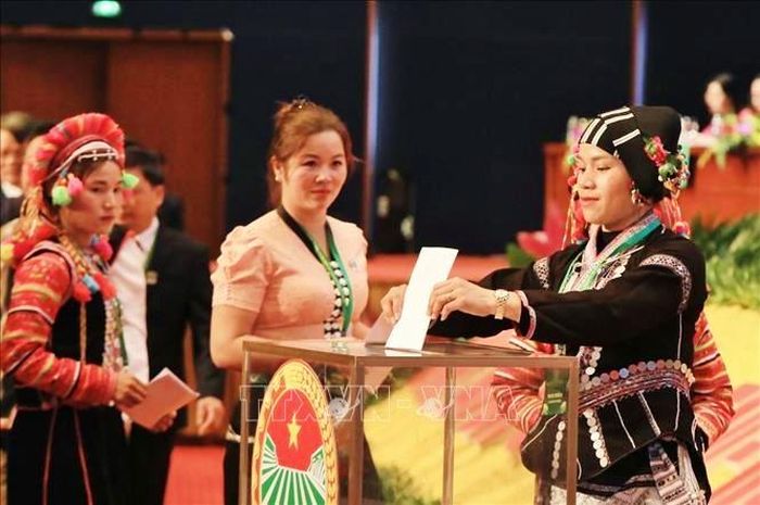 Các đại biểu bỏ phiếu bầu Ban chấp hành Trung ương Hội Nông dân Việt Nam khóa VIII, nhiệm kỳ 2023 - 2028. Ảnh: TTXVN