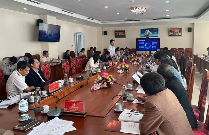 Tham dự hội nghị trực tiếp và trực tuyến tại các điểm cầu Chi cục Thuế có hơn 180 doanh nghiệp có cửa hàng kinh doanh bán lẻ xăng dầu. Ảnh: Sơn Ca 