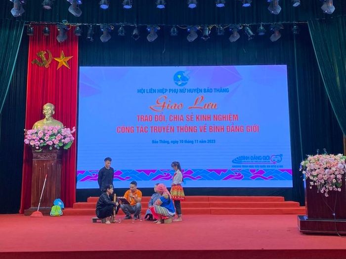  Các Tổ truyền thông cộng đồng tham gia giao lưu, chia sẻ kinh nghiệm truyền thông. 