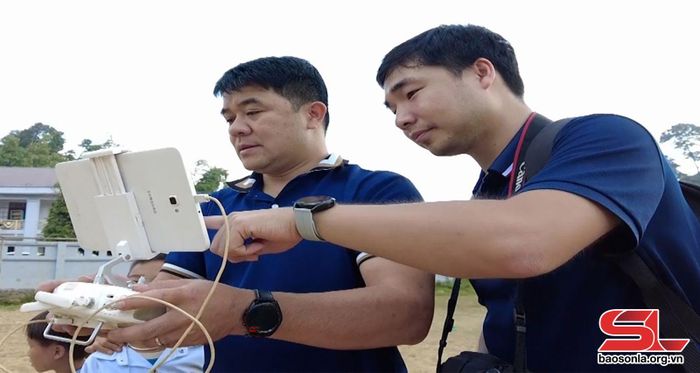 Phóng viên Quàng Hưởng (bên trái) cùng đồng nghiệp tác nghiệp bằng flycam.