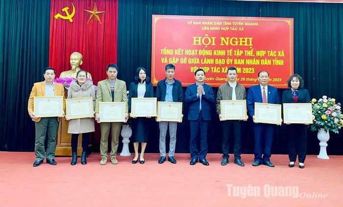 Đồng chí Nguyễn Thế Giang, Ủy viên BCH Đảng bộ tỉnh, Phó chủ tịch UBND tỉnh trao Bằng khen của Chủ tịch UBND tỉnh cho các cá nhân có thành tích xuất sắc năm 2023.