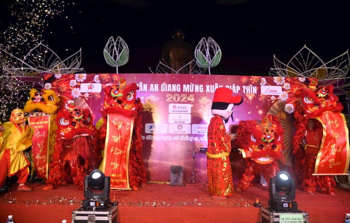 Tiết mục múa lân khai mạc chương trình