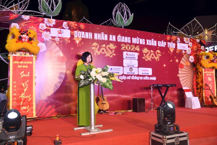Bà Nguyễn Thị Mỹ Linh Chủ tịch Hội Doanh nhân trẻ An Giang phát biểu khai mạc